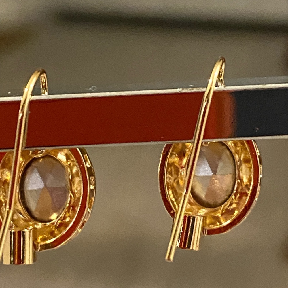 Stunning 14kt gold plated over metal Ruby drop earrings side clasp. - Picture 5 of 11